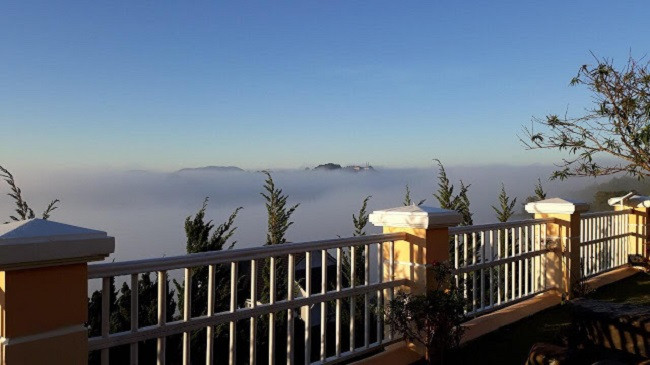 Đứng từ sảnh căn nhà có thể ngắm nhìn toàn thành phố Đà Lạt với những ngôi biệt thự đặc trưng và rừng thông nguyên sinh xung quanh. Ảnh: Dân Việt.