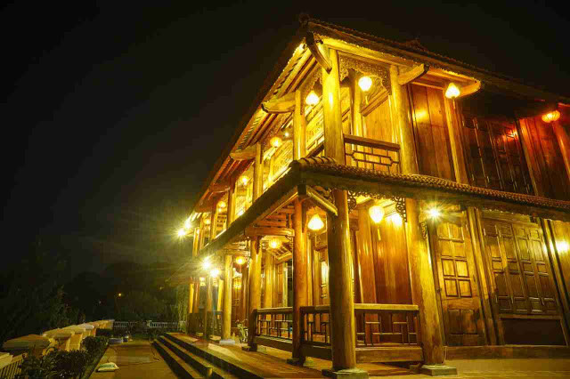 Căn nhà nổi bật so với những công trình hiện đại xung quanh bởi kiến trúc nhà gỗ độc đáo. Ảnh: Dân Việt