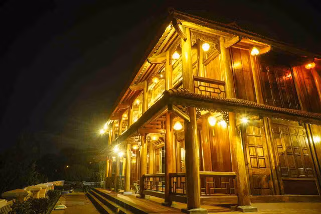 Căn nhà nổi bật so với những công trình hiện đại xung quanh bởi kiến trúc nhà gỗ độc đáo. Ảnh: Dân Việt