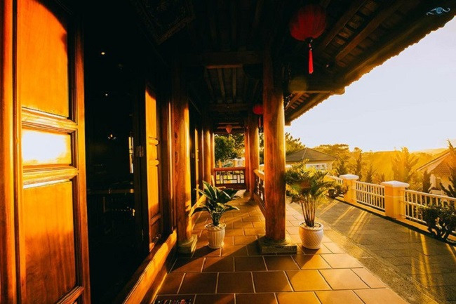 Nhà gồm 4 gian, 2 chái, phần trên gồm hai phòng ngủ và một phòng sinh hoạt chung. Ảnh: Happytourvn.