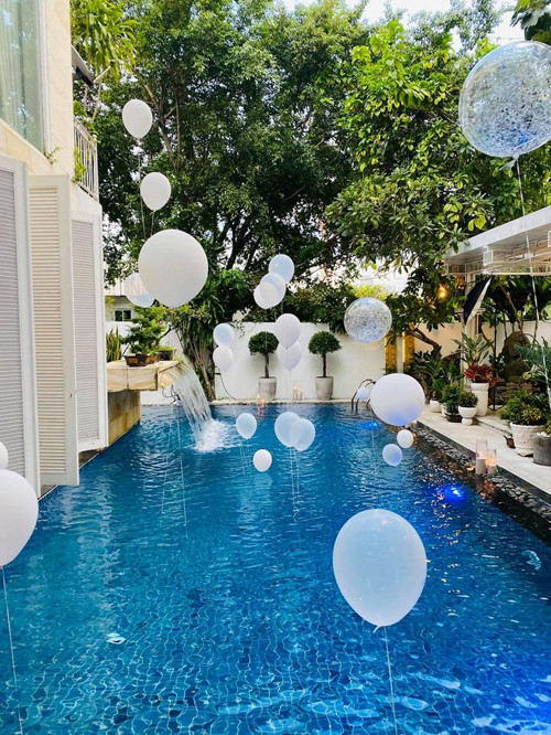 Biệt thự có hồ bơi, không gian thư giãn, ăn uống ngoài trời ở ngay bên cạnh. Nguồn ảnh: FBNV