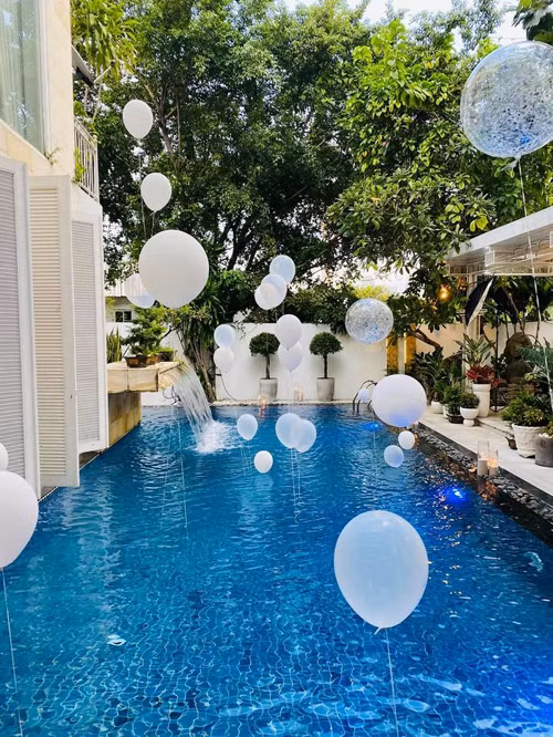 Biệt thự có hồ bơi, không gian thư giãn, ăn uống ngoài trời ở ngay bên cạnh. Nguồn ảnh: FBNV