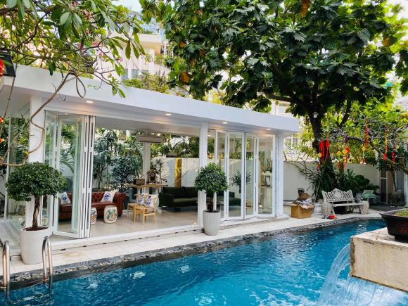 Nổi tiếng trên thương trường nhưng Shark Khoa lại có đời tư kín kẽ. Tuy nhiên, mới đây, doanh nhân trẻ này đã khoe trọn vẹn không gian trong căn nhà của mình: "Cuối cùng cũng xong cái poolhouse ăn Tết", anh viết.