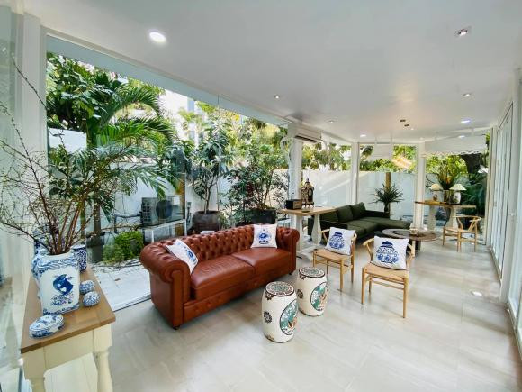 Nội thất trong nhà cũng rất sang trọng, hiện đại.