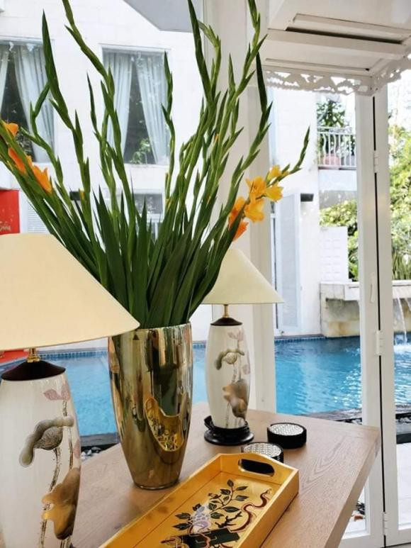 Anh mua khá nhiều hoa tươi về cắm.