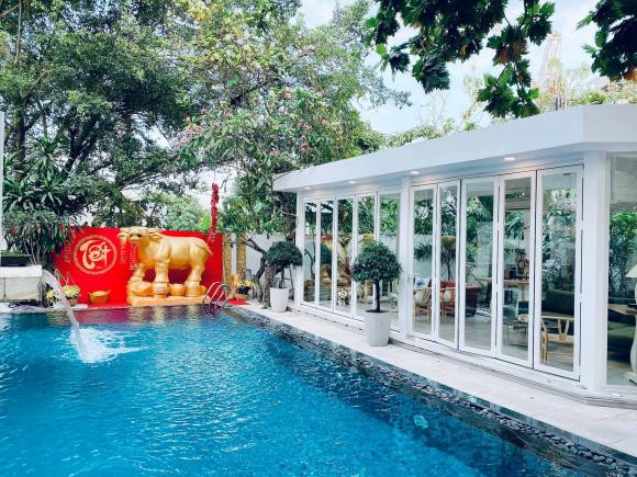 CEO họ Lê trang trí nhà với hình ảnh chú trâu vàng lớn, biểu tượng của năm Tân Sửu.