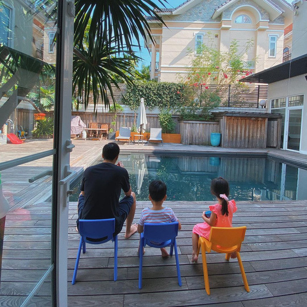 Biệt thự có sân vườn rộng lớn trồng nhiều cây xanh. Ảnh: Zing.