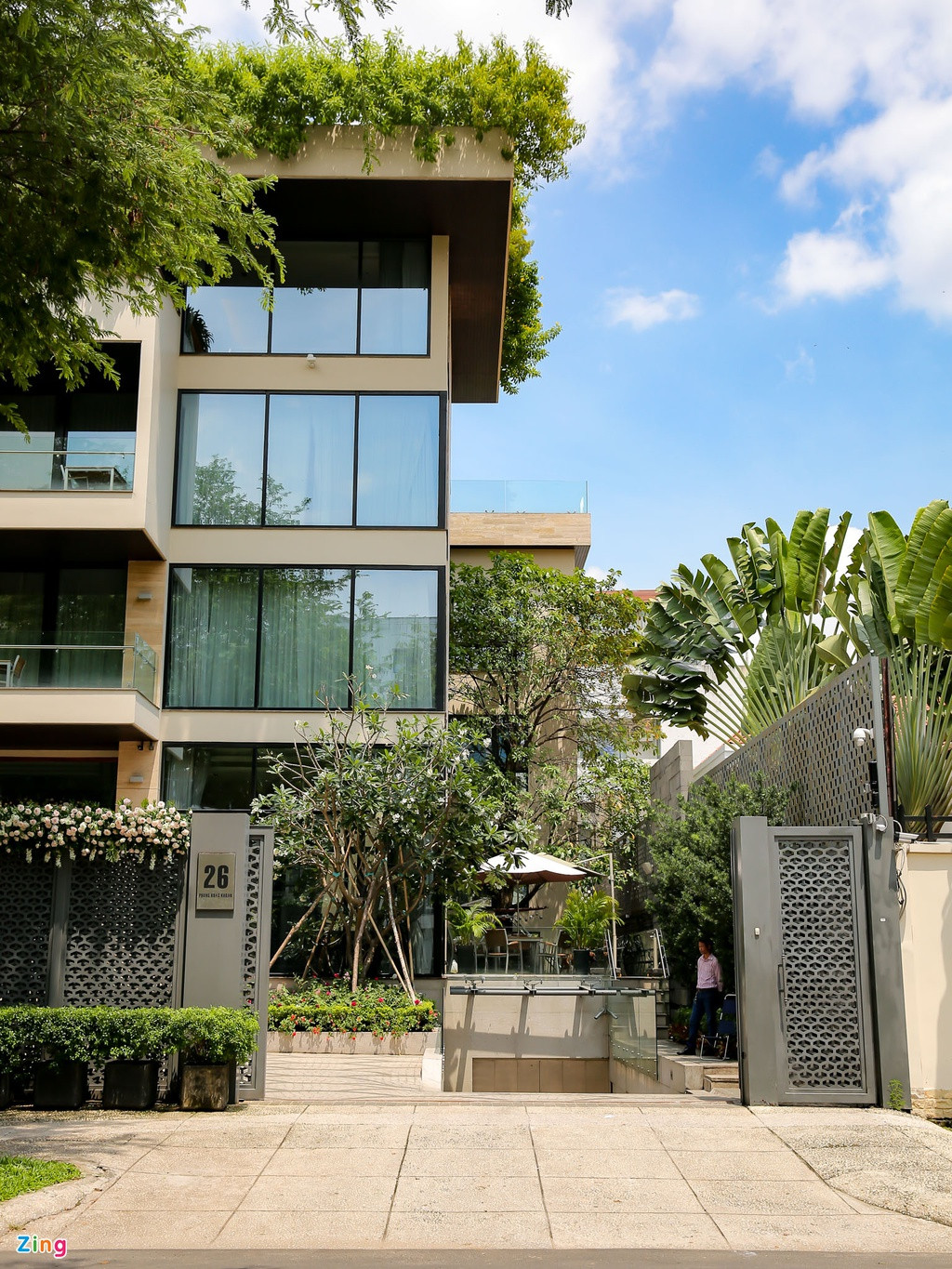 Biệt thự cao gồm 3 tầng lầu, xung quanh trồng rất nhiều cây xanh. Ảnh: Zing