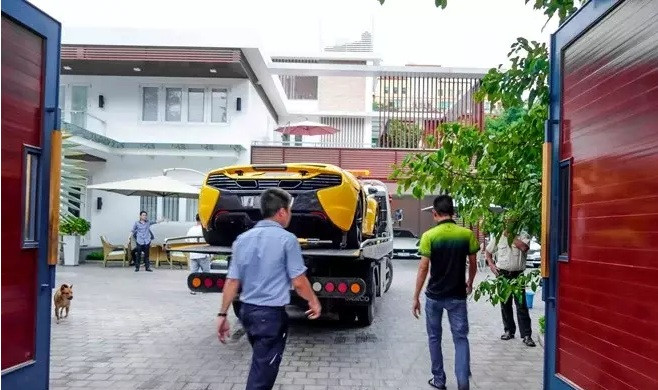 Giữa Sài thành đất chật người đông, biệt thự nhà Phan Thành có diện tích cực lớn, hệ thống cổng tự động. Ảnh: Zing.