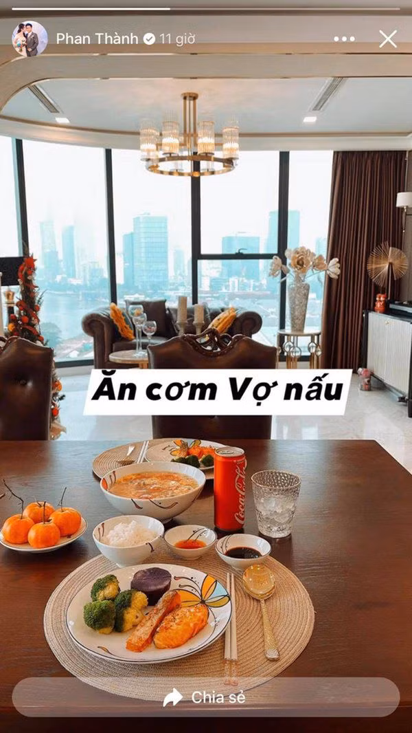 Sau khi kết hôn với hot girl Primmy Trương, cặp đôi sống trong căn hộ chung cư cao cấp có nội thất vàng nổi bật. Khu vực bàn ăn có view nhìn ra thành phố. Ảnh: FBNV.