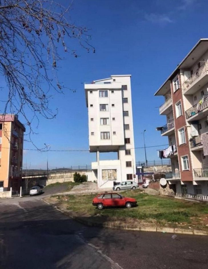 Không rõ gia chủ lãng phí không gian ở đó hay chỉ là muốn tạo phong cách riêng.