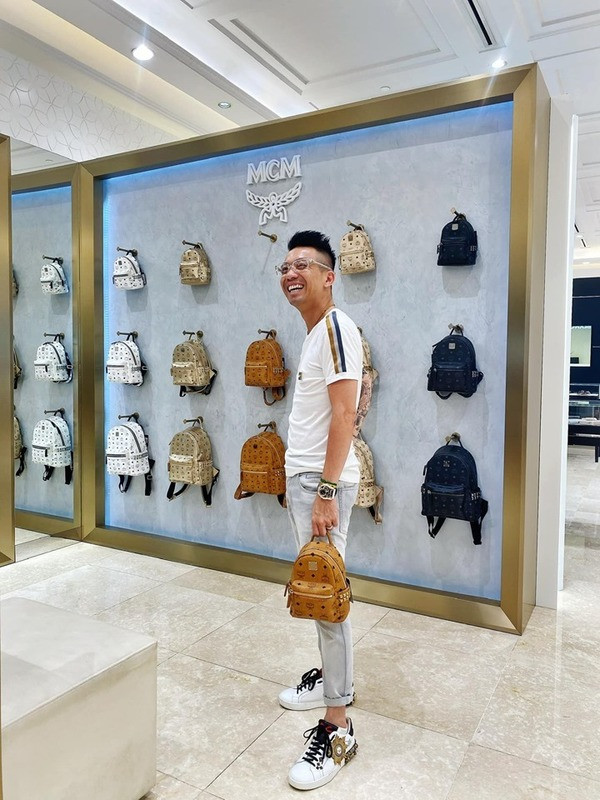 Sau đó, Minh Nhựa chọn dòng ba lô nhỏ của MCM có giá không dưới 20 triệu mỗi chiếc được đại gia chọn làm quà cho con gái thứ. Ảnh: FBNV.