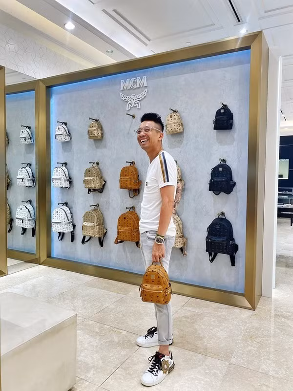 Sau đó, Minh Nhựa chọn dòng ba lô nhỏ của MCM có giá không dưới 20 triệu mỗi chiếc được đại gia chọn làm quà cho con gái thứ. Ảnh: FBNV.