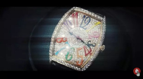 Đồng hồ Joyce Phạm được mẹ đẻ tặng thuộc BST Vanguard Lady của hãng Franck Muller. Sản phẩm là bản full có đính kim cương, nhiều người đồn đoán chắc chắn giá trị không hề nhỏ. Ảnh: FBNV.