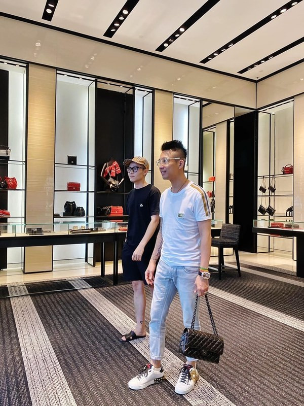 Trước đó, vào dịp sinh nhật con gái, đại gia Minh Nhựa mua chiếc túi đen đến từ thương hiệu đình đám của Pháp tặng cho Joyce Phạm. Ảnh: FBNV.