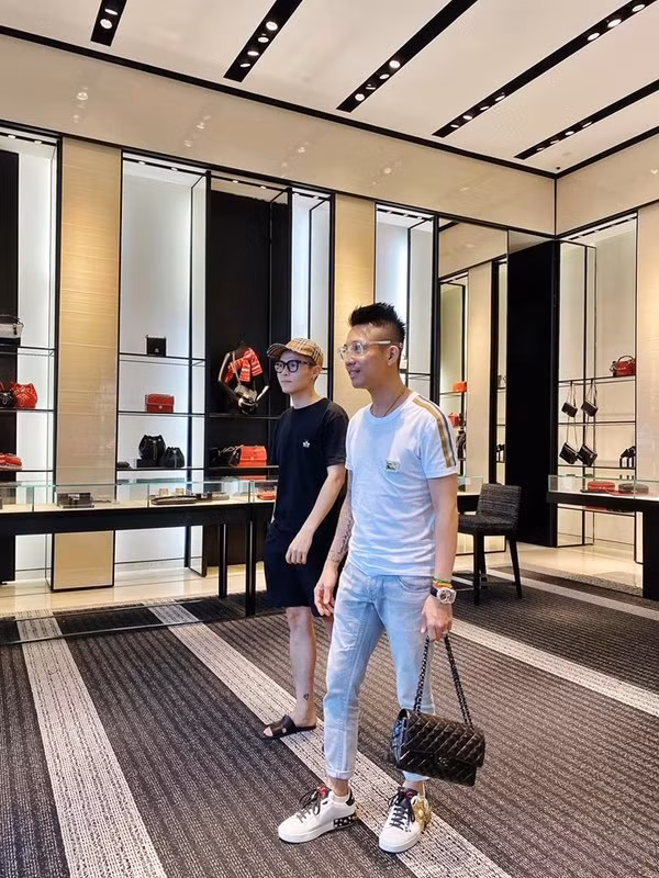 Trước đó, vào dịp sinh nhật con gái, đại gia Minh Nhựa mua chiếc túi đen đến từ thương hiệu đình đám của Pháp tặng cho Joyce Phạm. Ảnh: FBNV.