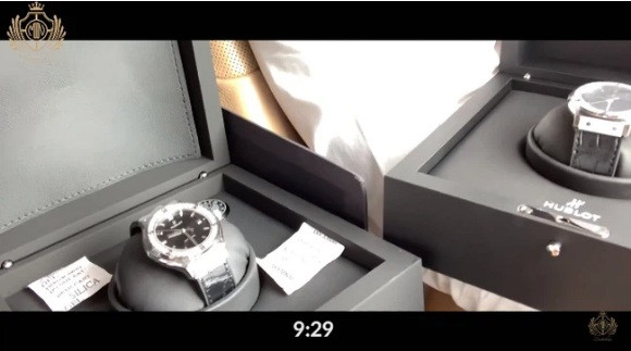 Món quà là hai chiếc đồng hồ mang thương hiệu Hublot.Dù không tiết lộ giá trị của chiếc đồng hồ là bao nhiêu nhưng nhìn qua ai cũng có thể cảm nhận được độ đắt đỏ của nó. Ảnh: FBNV.