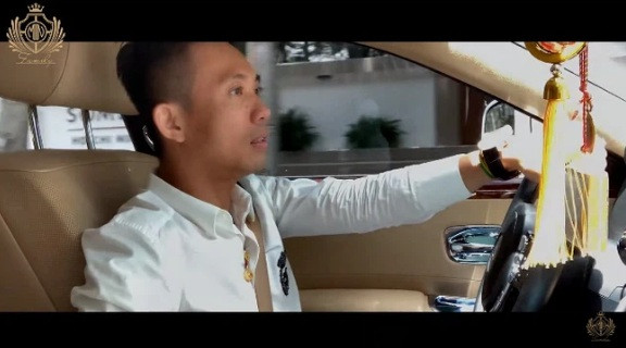 Không kém cạnh đại gia phố núi, Minh Nhựa cũng tặng con gái và con rể quà "khổng lồ" kỷ niệm 1 năm ngày cưới. Ảnh: FBNV.