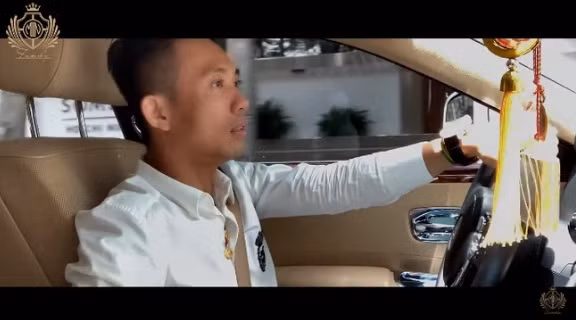 Không kém cạnh đại gia phố núi, Minh Nhựa cũng tặng con gái và con rể quà "khổng lồ" kỷ niệm 1 năm ngày cưới. Ảnh: FBNV.