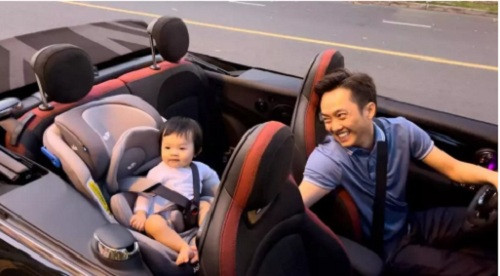 Được biết, xế hộp của ái nữ nhà Cường Đô La là dòng MINI Cooper, thuộc sở hữu của tập đoàn BMW. Để có thể rước xế hộp này cho tiểu công chúa, Cường Đô La phải bỏ ra gần 2 tỷ đồng. Ảnh: FBNV.