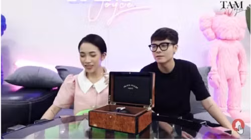 Ngoài chiếc cặp đồng hồ Hublot từ bố đẻ, Joyce Phạm và chồng còn nhận được món quà là đồng hồ hiệu Franck Muller từ mẹ đẻ (nữ đại gia Nguyễn Thị Phương Thúy) nhân kỉ niệm 1 năm họ nên duyên vợ chồng. Ảnh: FBNV.