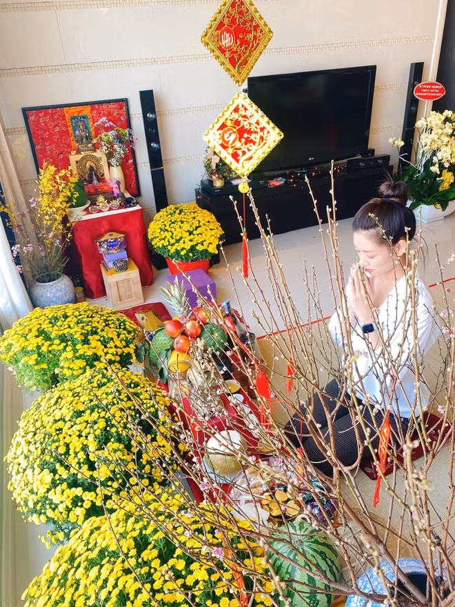 Vào dịp Tết, Hoa hậu Hoàn vũ Việt Nam Khánh Vân trang trí nhiều hoa cúc vàng nổi bật, hoa đào và các phong bao trang trí màu đỏ. Ảnh: Zing