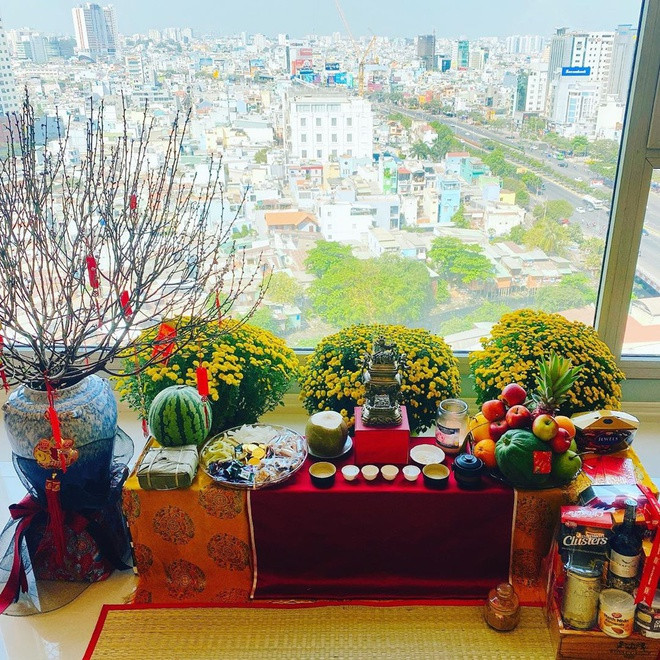 Căn hộ không có ban công, ngược lại có cửa kính lớn nhìn ra thành phố từ tầng 16. Ảnh: Zing.