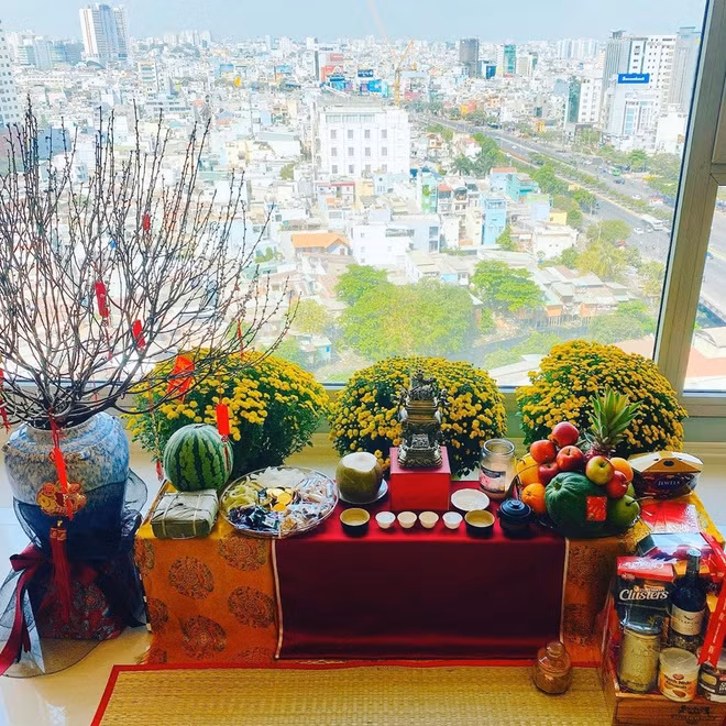 Căn hộ không có ban công, ngược lại có cửa kính lớn nhìn ra thành phố từ tầng 16. Ảnh: Zing.