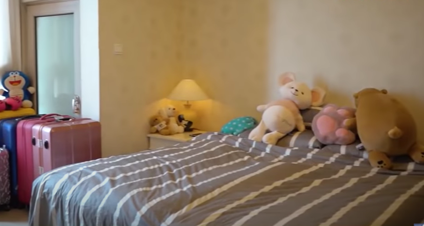 Phòng ngủ được người đẹp bài trí nhiều thú nhồi bông và có tông trầm. Ảnh: Lao động