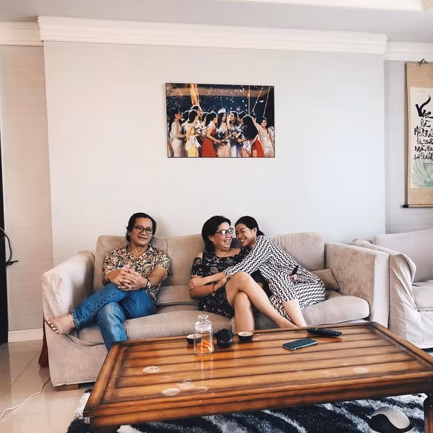 Tại phòng khách, Khánh Vân treo bức ảnh khoảnh khắc cô đăng quang Hoa hậu Hoàn vũ Việt Nam 2019. Ảnh: Lao động.