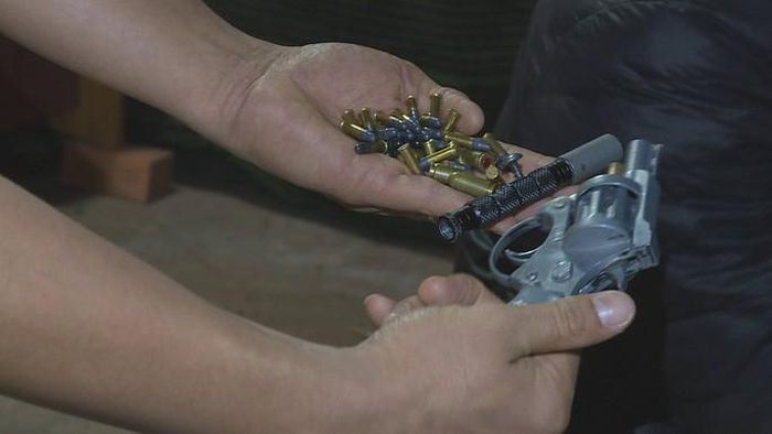 Bi bat vi tang tru sung, doi tuong con hoi lo 100 trieu dong de xin bo qua-Hinh-2