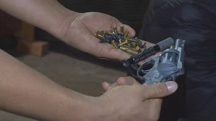 Bi bat vi tang tru sung, doi tuong con hoi lo 100 trieu dong de xin bo qua-Hinh-2