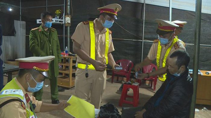 Bi bat vi tang tru sung, doi tuong con hoi lo 100 trieu dong de xin bo qua