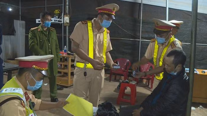 Bi bat vi tang tru sung, doi tuong con hoi lo 100 trieu dong de xin bo qua