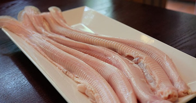 Hiện, cá mút đá có giá khá cao từ 200.000 - 300.000 đồng/kg nhưng vẫn hút khách mua. Nhiều người phải đặt trước mới có hàng. Ảnh: Hieuhaisan.