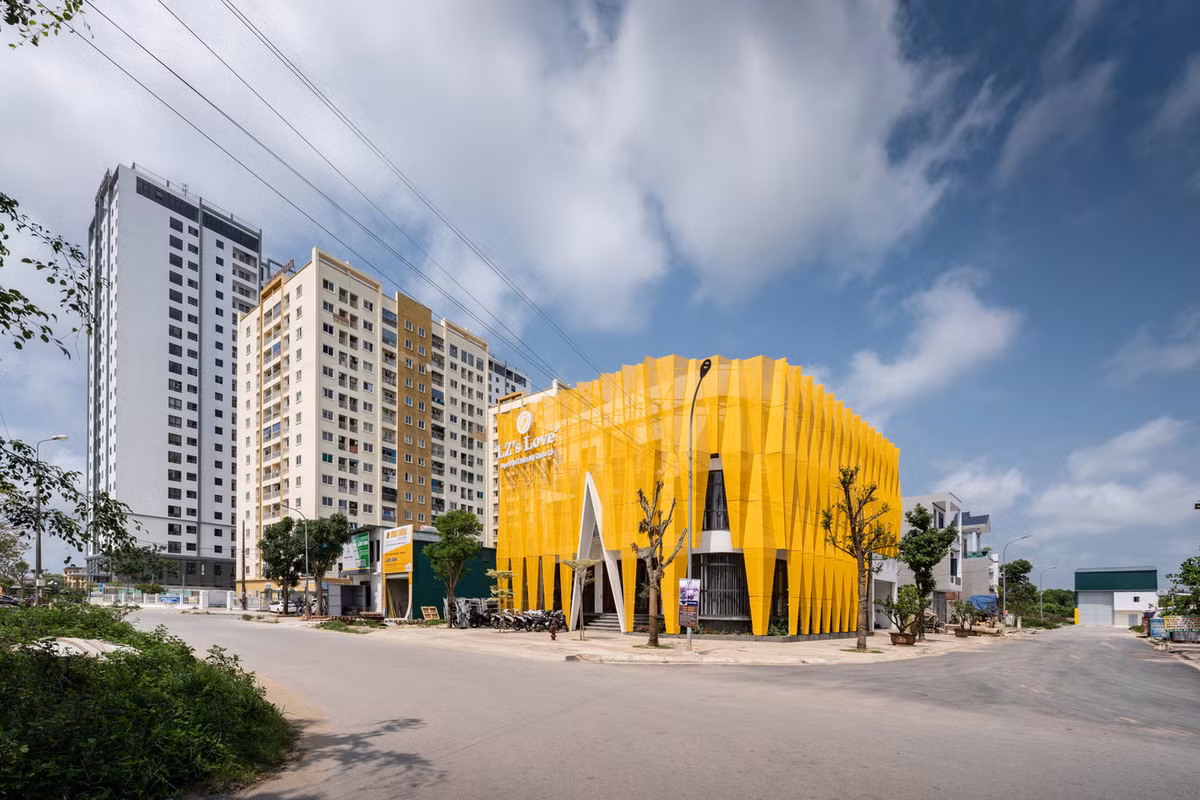 Ngôi nhà có mặt tiền 420m2 do vị trí gần ngã tư, quay mặt về hướng Tây và Nam, dẫn đến việc tìm giải pháp điều hòa nhiệt tăng quanh năm.