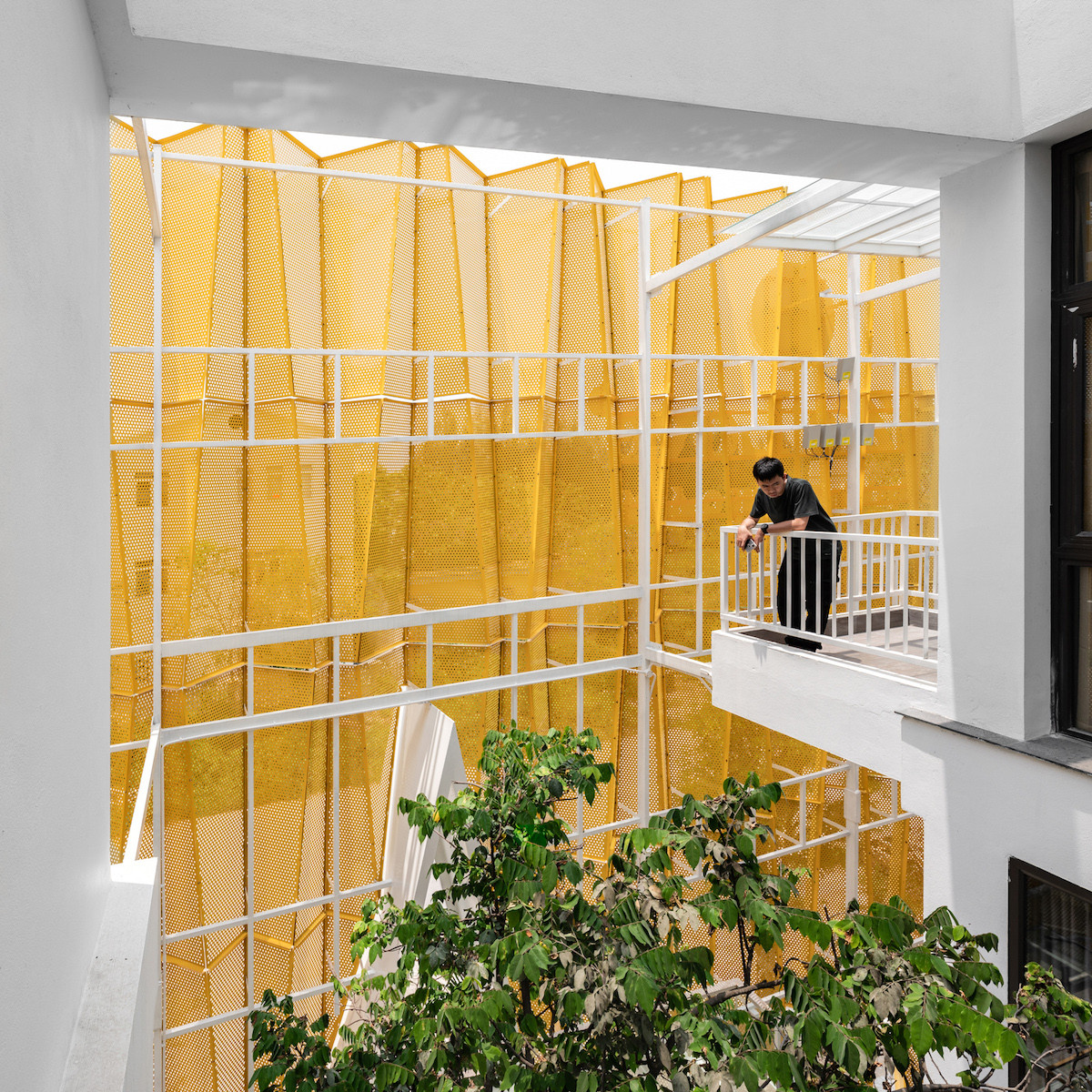 Các khoảng không và sân vườn tạo nên sự giao thoa cho các không gian chung.