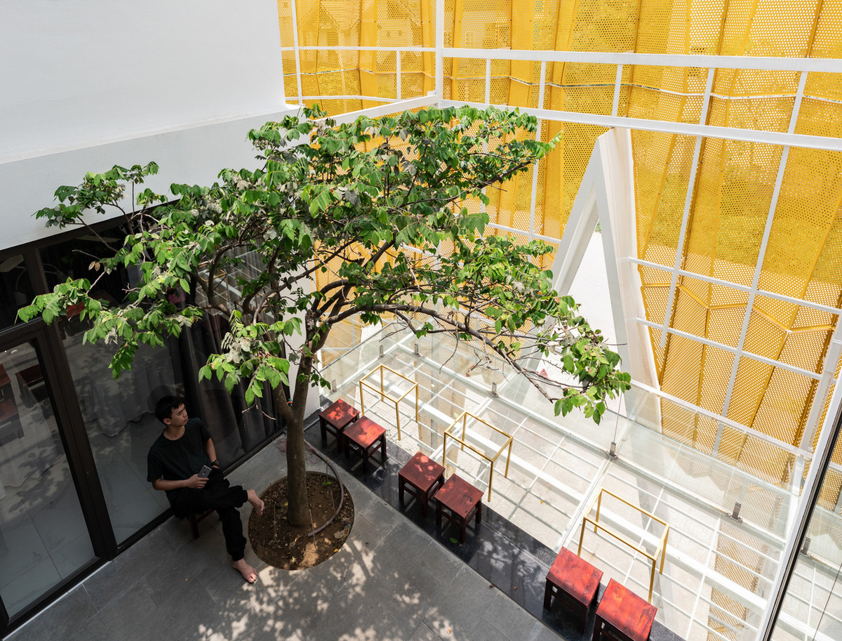 Ngay giữa công trình là một không gian thông tầng lớn như điểm liên kết toàn bộ không gian làm việc và tiếp khách của thẩm mỹ viện.