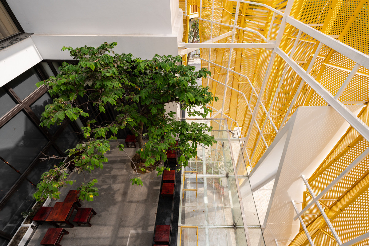 Theo yêu cầu của gia chủ, công trình có hai chức năng khác nhau: thẩm mỹ viện và nhà ở. Thẩm mỹ viện cần có sự nhận biết dễ dàng mang tính nghệ thuật và độc đáo.