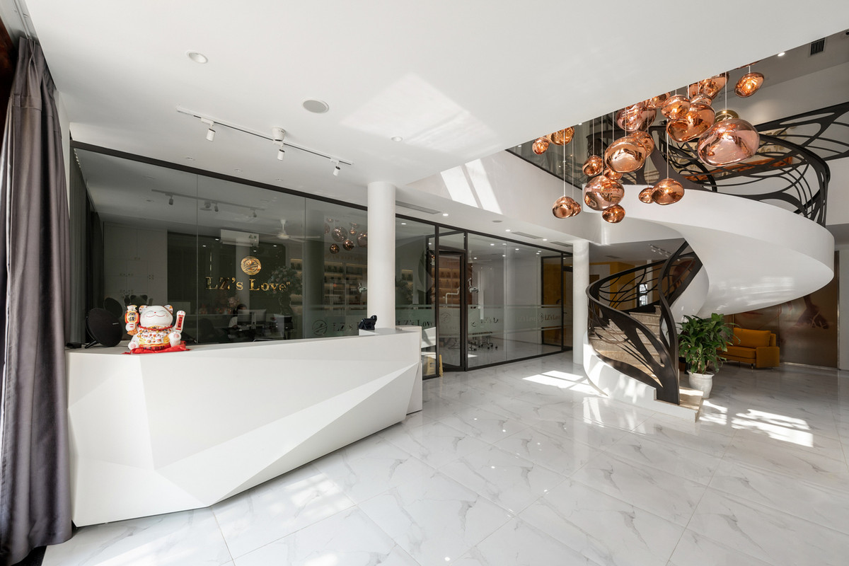 Khi thiết kế tòa nhà ba tầng, nhóm kiến trúc sư đặt mục tiêu tạo ra sự linh hoạt về không gian và giao thông bên ngoài cũng như bên trong. Thẩm mỹ viện được bố trí ở 2 tầng đầu tiên, còn khu vực của sinh hoạt gia đình ở tầng trên cùng.