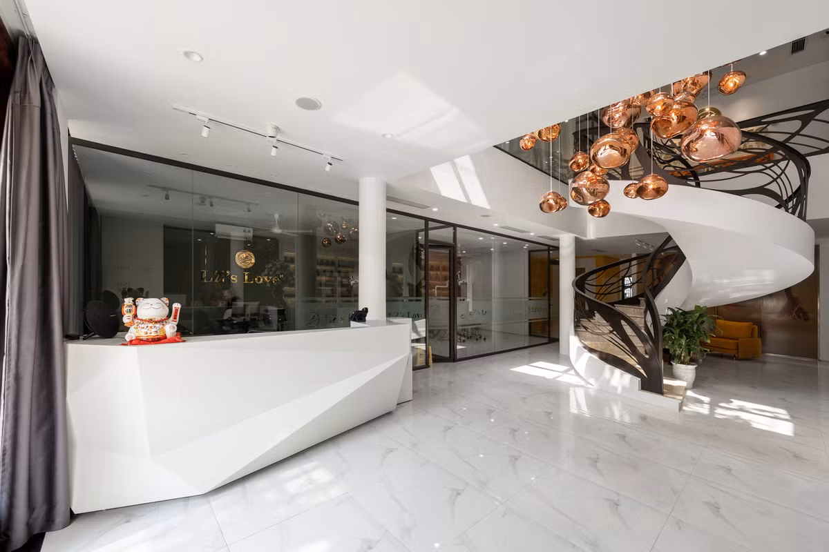 Khi thiết kế tòa nhà ba tầng, nhóm kiến trúc sư đặt mục tiêu tạo ra sự linh hoạt về không gian và giao thông bên ngoài cũng như bên trong. Thẩm mỹ viện được bố trí ở 2 tầng đầu tiên, còn khu vực của sinh hoạt gia đình ở tầng trên cùng.