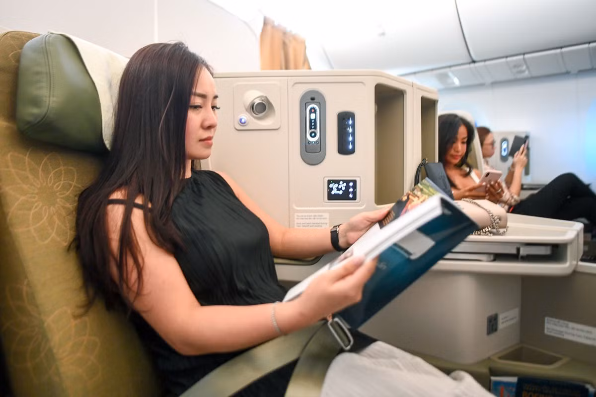 Tại khoang hạng thương gia, ghế có độ ngả phẳng tuyệt đối 180 độ, màn hình cá nhân 15,4 inch. Ảnh: VNA