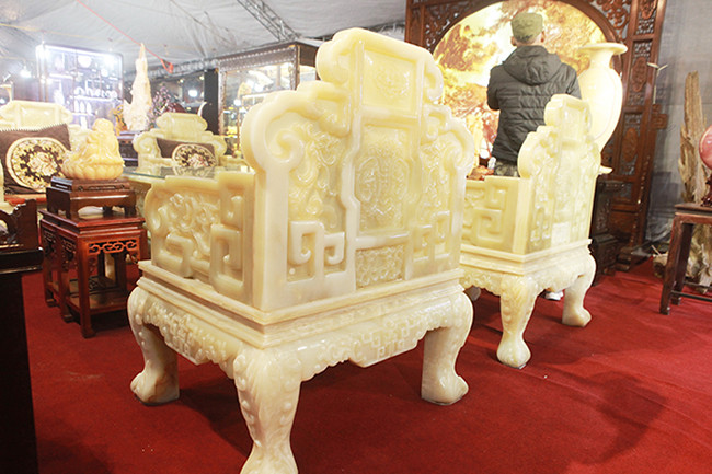 Bộ bàn ghế gồm 4 ghế to và 1 bàn với thời gian hoàn thiện khoảng gần một năm. Ảnh: Dân Việt