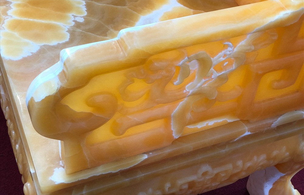 Bộ bàn ghế này đang được chủ nhân định giá 8 tỷ đồng. Ảnh: Lao động