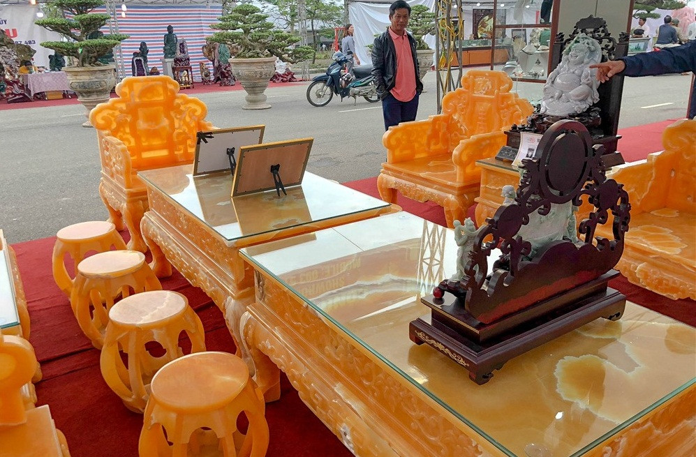 Tại triển lãm sinh vật cảnh Việt Nam năm 2018, bộ bàn ghế làm bằng đá quý này được đánh giá là "có một không hai" tại Việt Nam. Ảnh: Lao động
