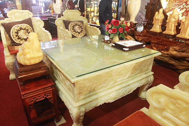 Theo tiết lộ của chủ nhân, bộ bàn ghế vừa làm bằng máy vừa làm bằng tay do những người thợ giỏi nhất thực hiện. Ảnh: Dân Việt