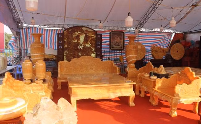 Bộ bàn ghế được làm bằng ngọc Hoàng Long, có xuất xứ tại Myanmar. Ảnh: Dân Việt.