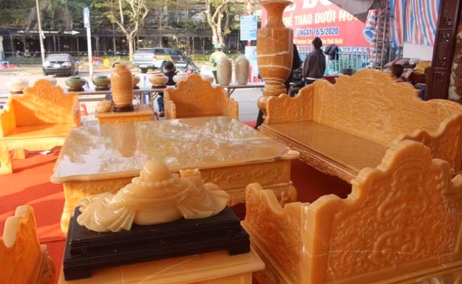 Bộ bàn ghế ngọc Hoàng Long được chủ nhân rao rao bán với giá gần 2 tỷ đồng. Ảnh: VTC