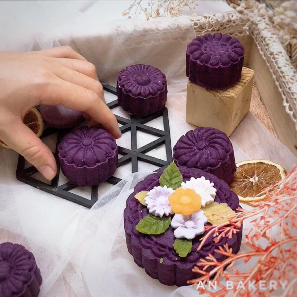 Bánh trung thu từ khoai lang tím có hương vị rất lạ miệng được nhiều chị em tự mua nguyên liệu về làm. Ảnh: FB Khánh Hòa