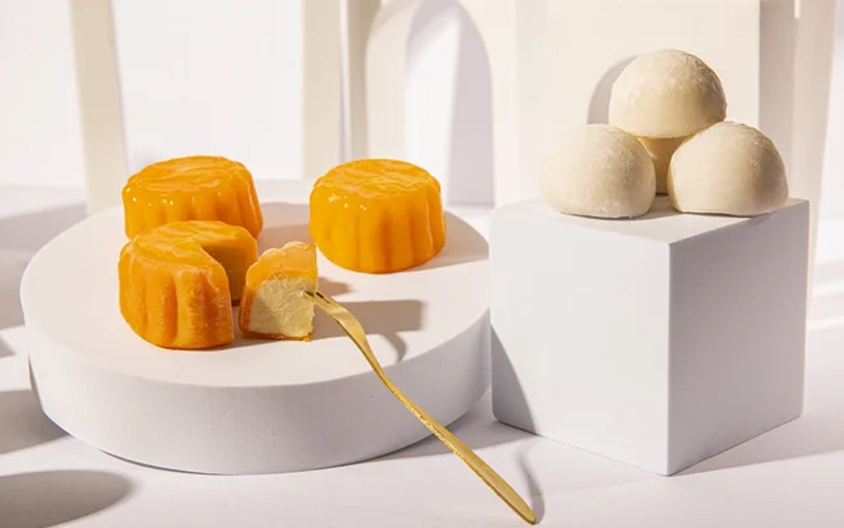 Vỏ bánh truyền thống được thay thế bằng nguyên liệu mềm, mịn trông như bánh thạch. Ảnh: VOV